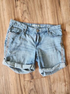 Eddie Bauer Boyfriend Style Light Wash Denim Shorts with Embroidery 5 Inch Sz 8
